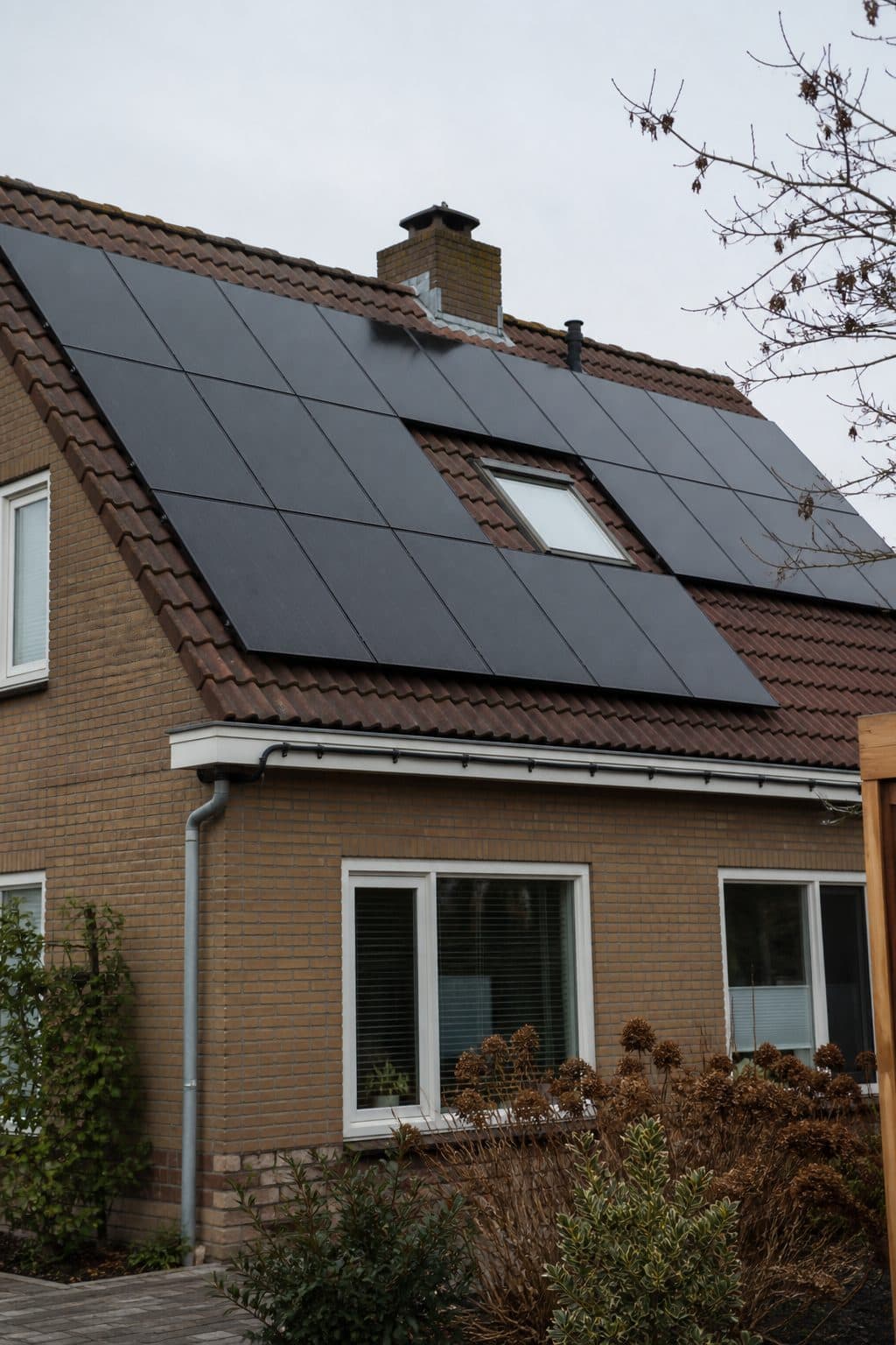 Zonnepanelen op een pannendak